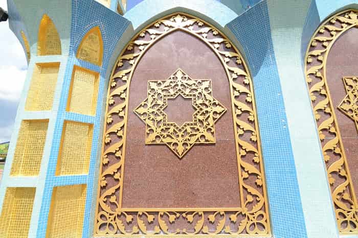 l'intérieur de la mosquée Sultan Omar Ali Saifuddin