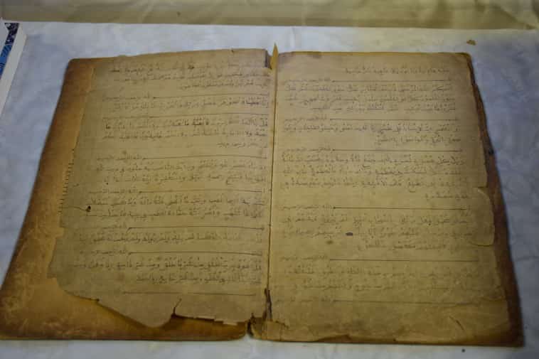  livre manuscrit avec des chapitres du Coran