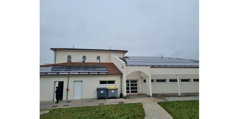 142 panneaux photovoltaïques ont été installés sur la partie sud du lieu de culte.  Photo Olivier Callamand